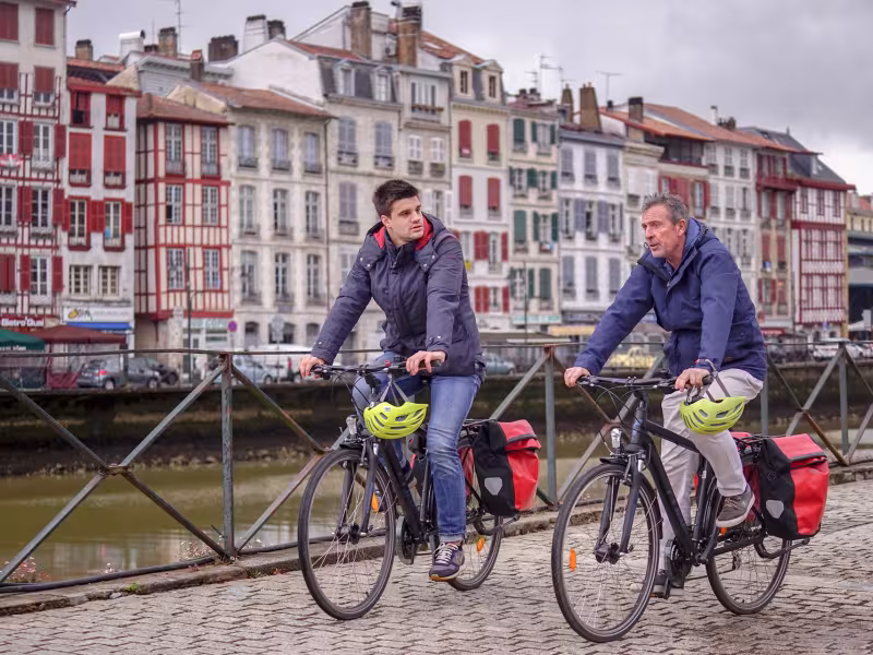 Bayonne le long des quais de la Nive