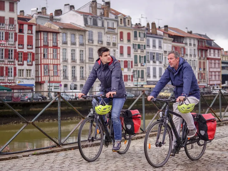 Bayonne le long des quais de la Nive
