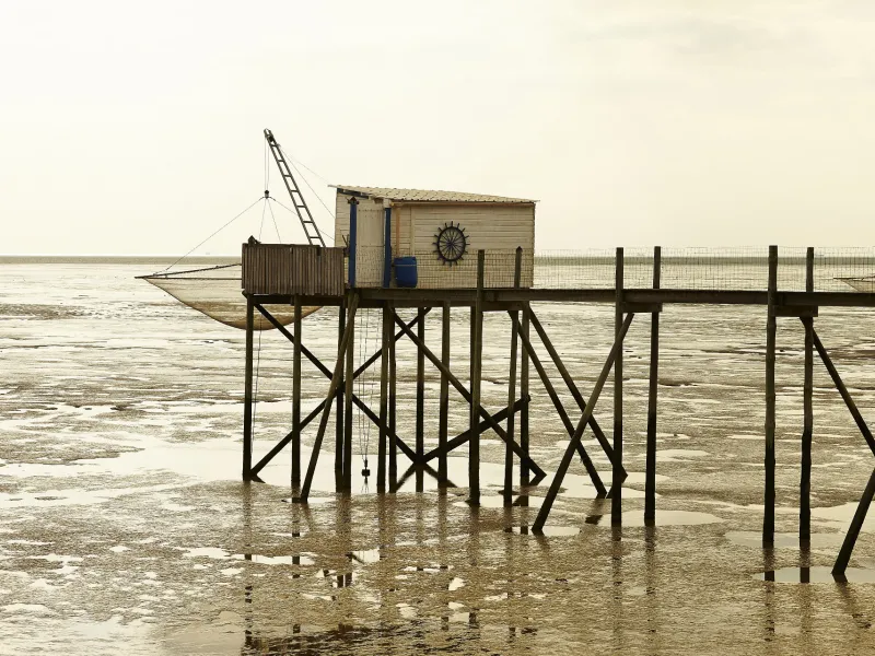 Cabane de carrelets dans la réserve Naturelle du Marais d'Yves
