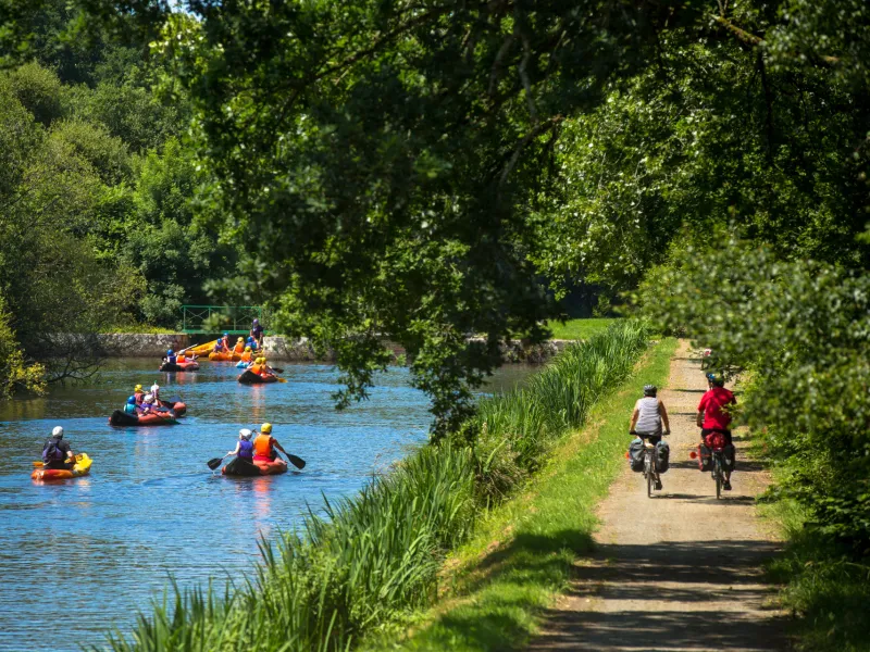 Kayaks et vélos sur le Canal de Nantes à Brest