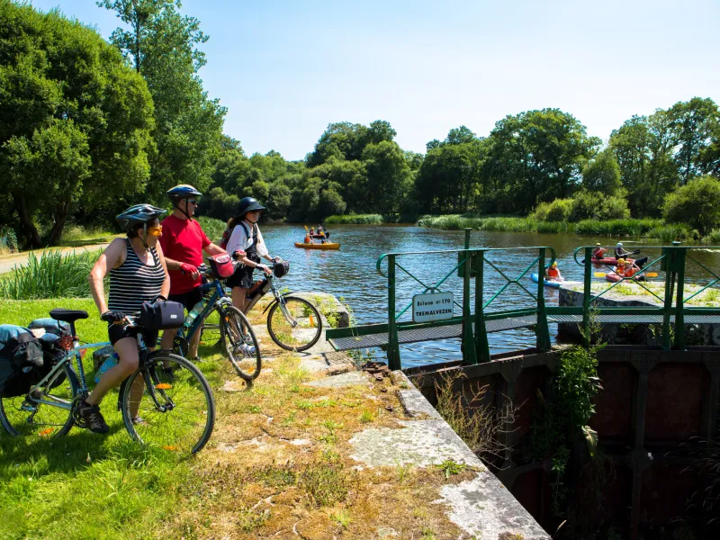 Écluse sur le Canal de Nantes à Brest à vélo