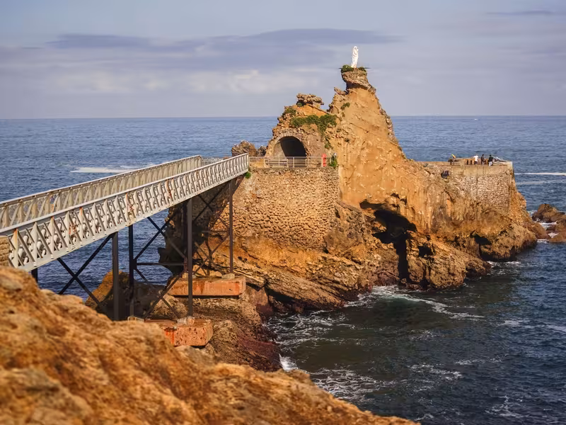 Rocher-de-la-Vierge_Biarritz_©La-Velodyssee Aurelie-Stapf