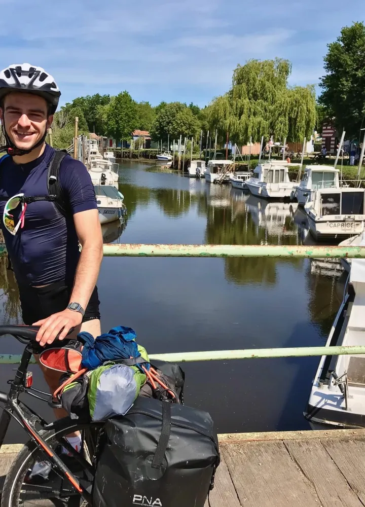 Valentin et son vélo sur le canal