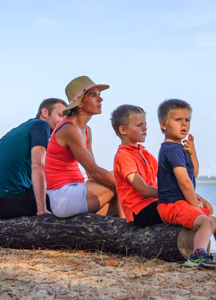 famille au bord de l'eau