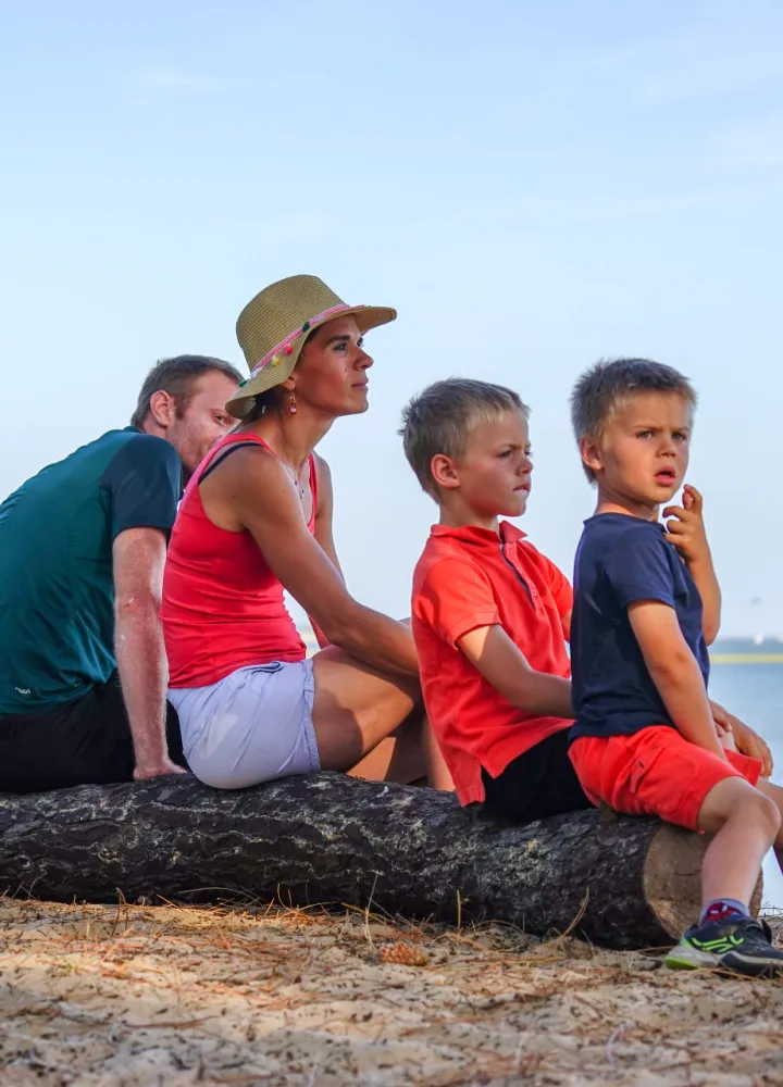 famille au bord de l'eau