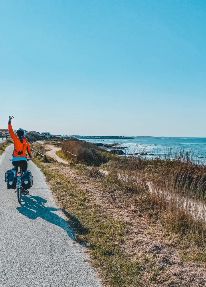 Clémence à vélo sur la piste en bord d'océan