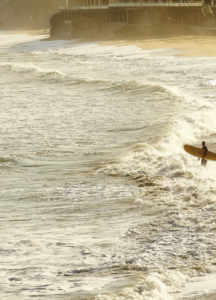 Surfeurs sur la plage de Biarritz