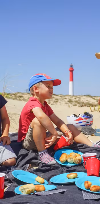 Pique-nique en famille sur la plage