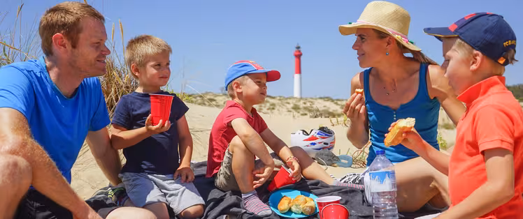 Pique-nique en famille sur la plage