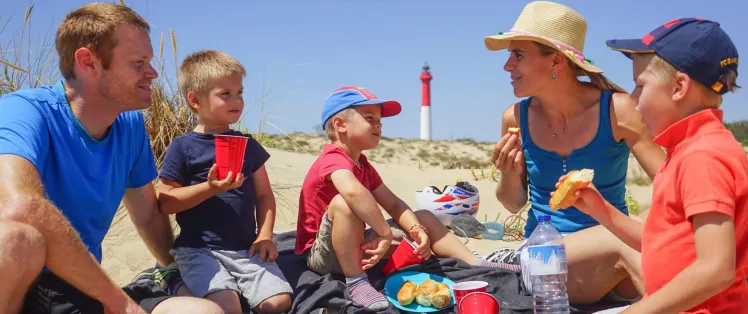 Pique-nique en famille sur la plage