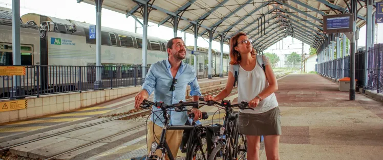 Cyclistes en gare.jpg