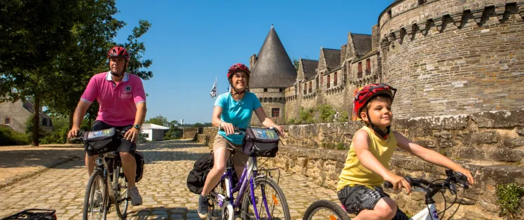 La Vélodyssée devant le château de Josselin