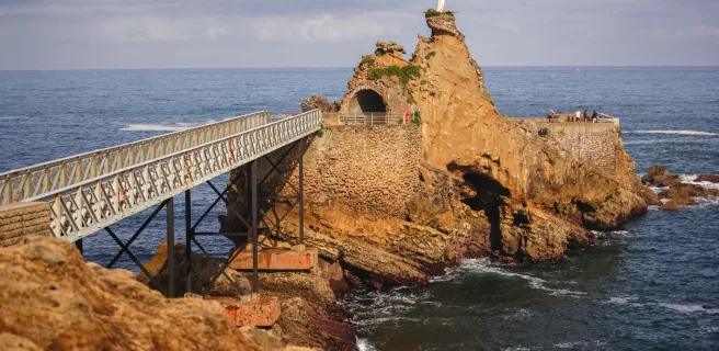 Rocher-de-la-Vierge_Biarritz_©La-Velodyssee Aurelie-Stapf