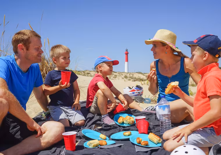 Pique-nique en famille sur la plage