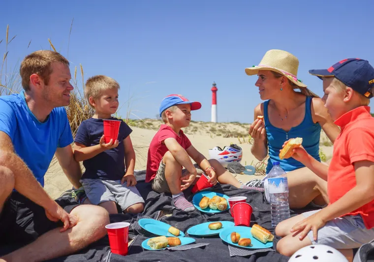 Pique-nique en famille sur la plage