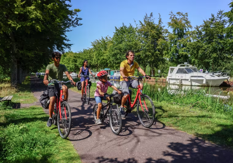 Canal de Nantes à Brest, famille à vélo