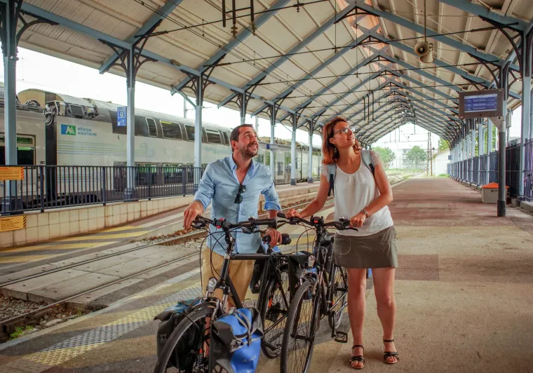 Cyclistes en gare pour prendre leur train