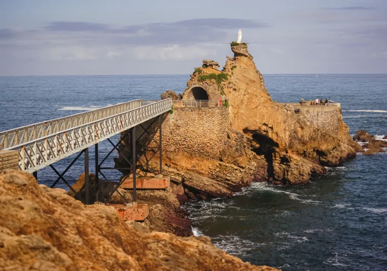 Rocher-de-la-Vierge_Biarritz_©La-Velodyssee Aurelie-Stapf