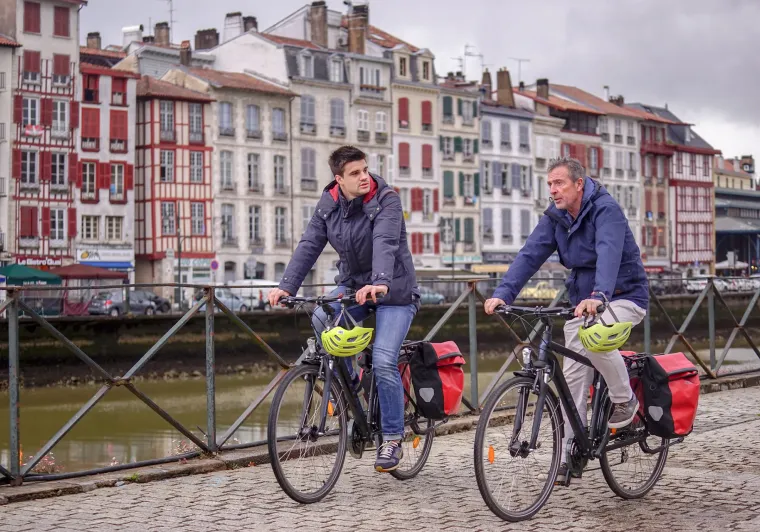 Bayonne le long des quais de la Nive