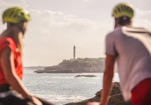Cyclistes qui font face à la corniche de Biarritz
