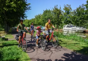 Canal de Nantes à Brest, famille à vélo