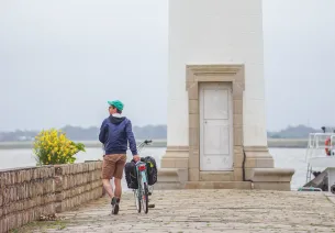 Phare de Corsept et cycliste