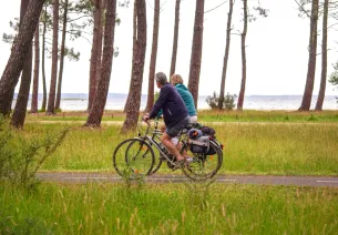 couple à vélo forêt des Landes