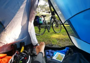 dans la tente, en détente, on surveille le vélo pas loin