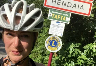 Sandra au niveau du panneau de la ville d'Hendaye