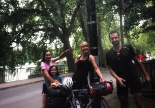 Sandra au panneau de la ville de Nantes avec des amis