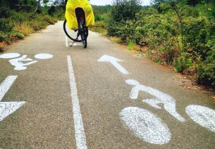 vélo stationné sur la piste cyclable