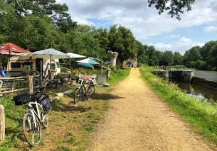 Canal de Nantes à Brest avec des vélos
