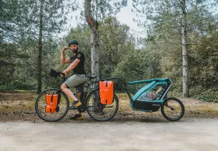 Thomas et Zoé à vélo en chariotte