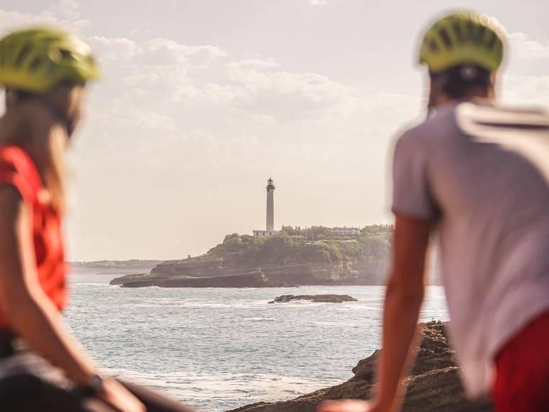 Cyclistes qui font face à la corniche de Biarritz