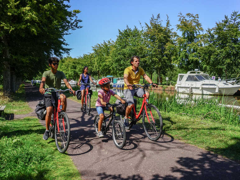 Canal de Nantes à Brest, famille à vélo