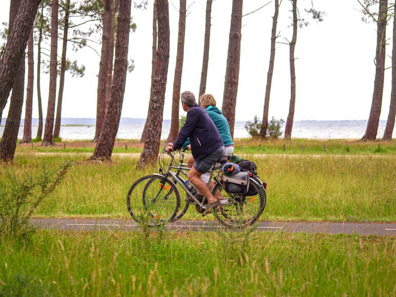 couple à vélo forêt des Landes