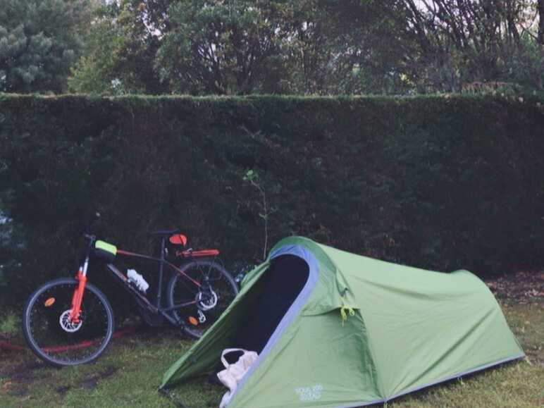 tente et vélo installés pour la nuit