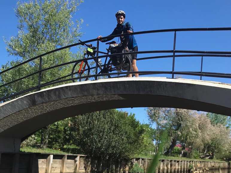 Valentin et son vélo sur un pont