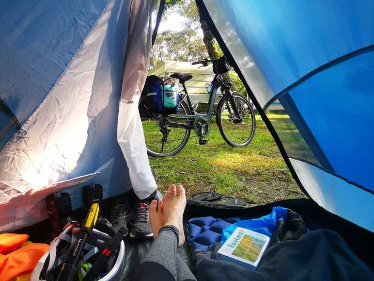 dans la tente, en détente, on surveille le vélo pas loin