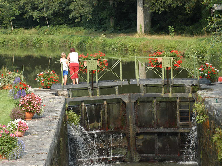 ecluse canal de nantes a brest a velo