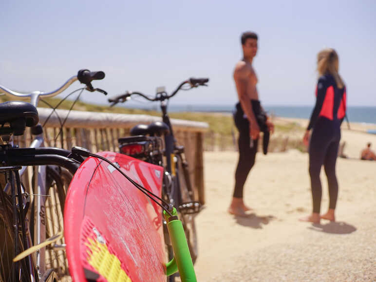 Session de surf sur l'itinéraire de La Vélodyssée