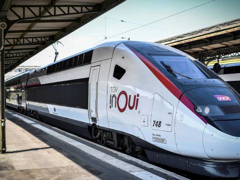 Train blanc TGV en bois